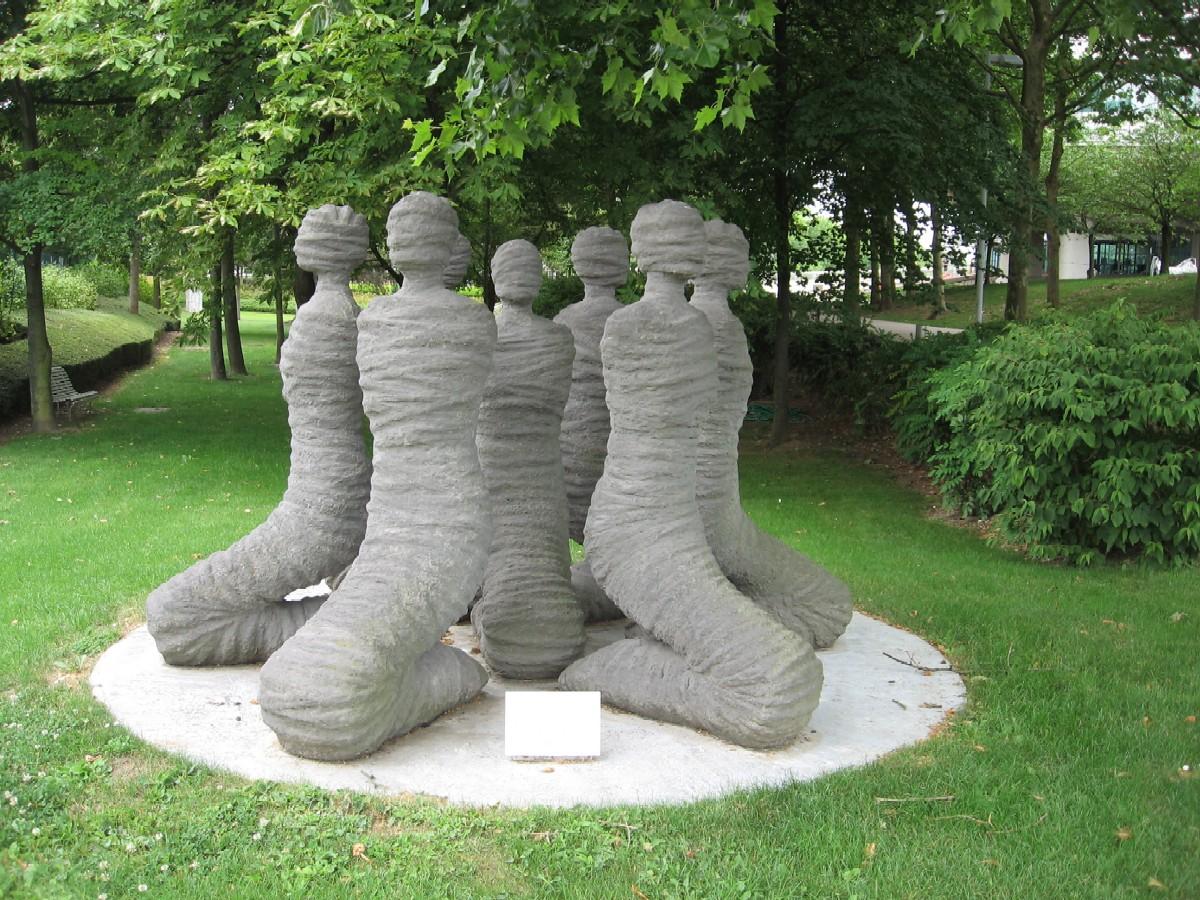 Bonded humans awaiting justice outside the European Court of Human Rights, Strasbourg - Mange ting tyder på at de blir nødt til å vente svært lenge, for domstolen behandler - pussig nok - kun henvendelser fra DØDE JURIDISKE FIKSJONER (juridiske personer) og ikke fra LEVENDE MENNESKER. Får vi her bekreftet vår mistanke om at FN's såkalte "menneskerettigheter" i realiteten er enda et av maktelitens mange illusjonsnummer, og at det egentlig er snakk om atter en kontroll- og undertrykkelsesmekanisme?