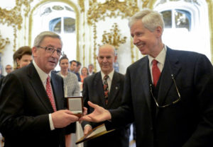 (2014) EU:s president Jean-Claude Juncker tar i mot 2014 års Kalergipris (EU's raseekspermimentpris) fa prins Nikolaus av Lichtenstein